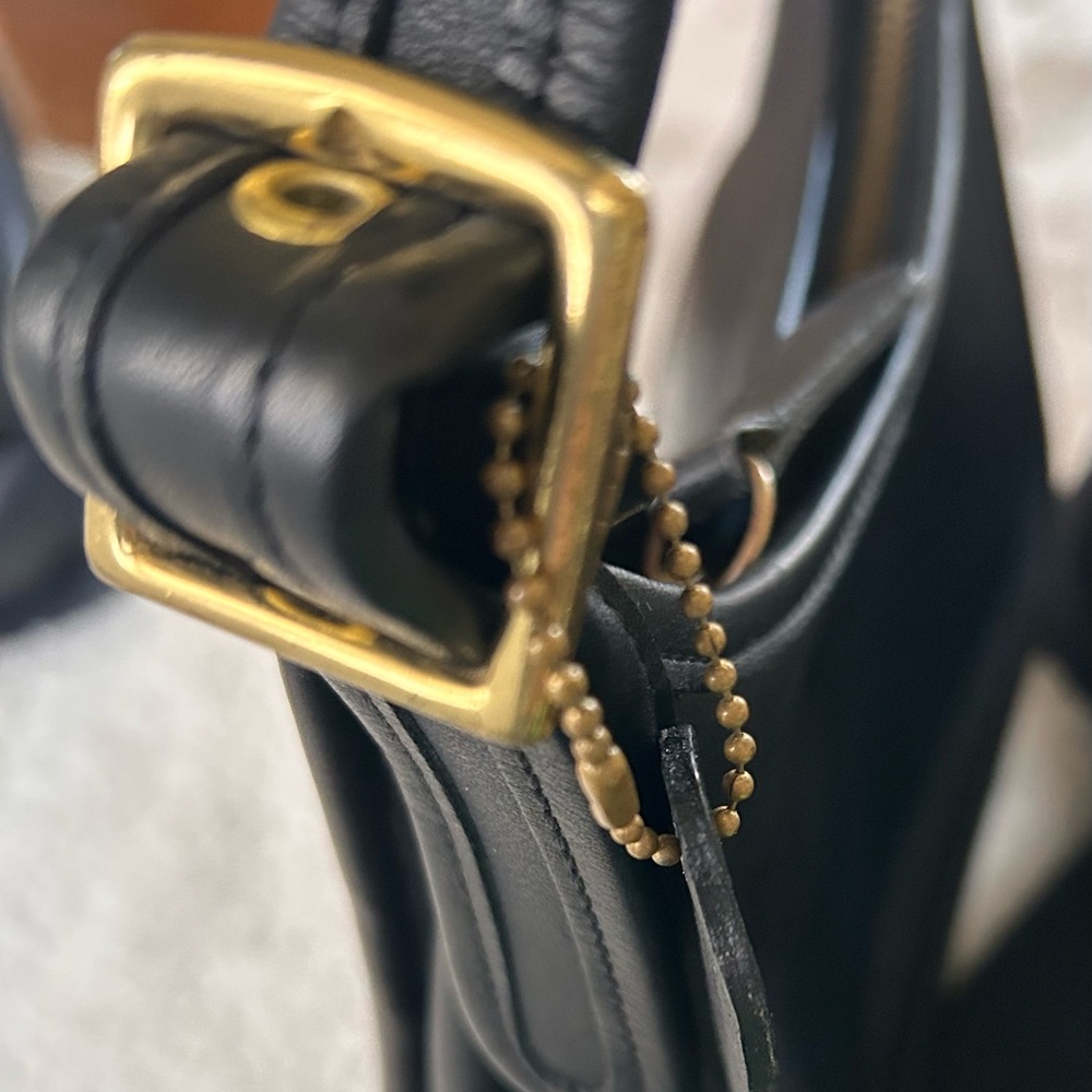 HOT!   Vintage Coach Black Leather Shoulder Bag with Gold Accents - Picture 10 of 16